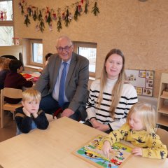 Berufspraktikantin Vanessa Arenhövel (r.) freute sich über den Besuch von Bürgermeister Uwe Jäger an ihrem Arbeitsplatz in der Kindertagesstätte „Lo-Hüpfer“ im Quellenweg.