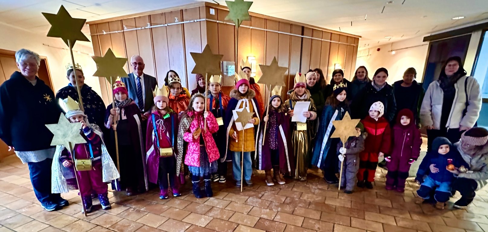 Bürgermeister Uwe Jäger (hinten 3.v.l.) überreichte im Beisein einiger Rathaus-Mitarbeitenden Präsente an jeden Sternsinger und übergab somit symbolisch die bereits im Vorfeld überwiesene Geldspende.