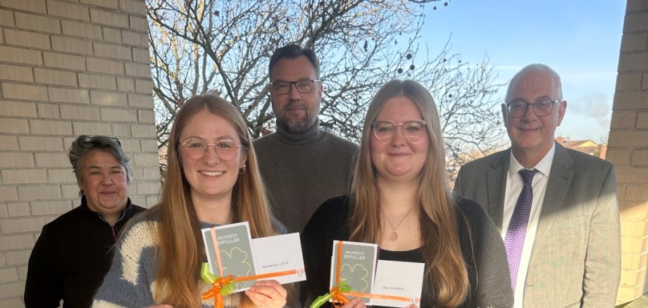 Katharina Wittig (l.) und Lea Wiegand (r.) erhielten nach Abschluss ihrer Ausbildung die "Staatliche Anerkennung". Bürgermeister Uwe Jäger (r.), Fachbereichleiter Kai Hast und Personalratsvorsitzende Lena Steffek-Herbold gratulierten herzlich.