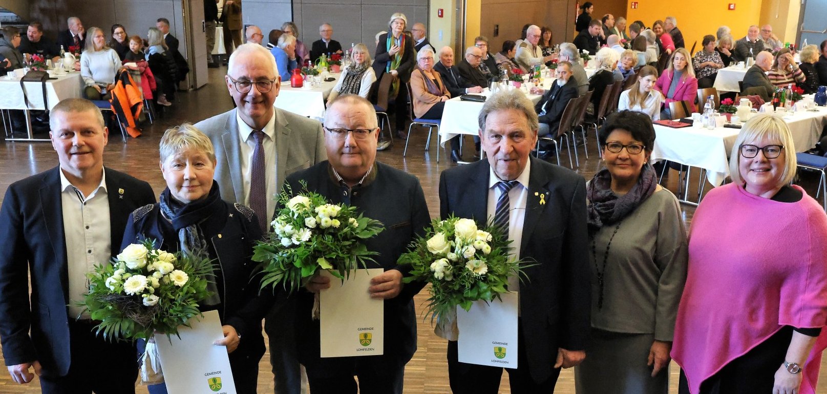 Mit der Ehrennadel der Gemeinde Lohfelden wurden (v. l. mit Blumenstrauß) Galina Przewosnik, Wolfgang Pummer und Helmut Buttlar ausgezeichnet. Es gratulierten (v.l.n.r.) Gemeindevertretervorsitzender Norbert Thiele, Bürgermeister Uwe Jäger, Erste Beigeordnete Bärbel Fehr und Erste Kreisbeigeordnete Silke Engler.