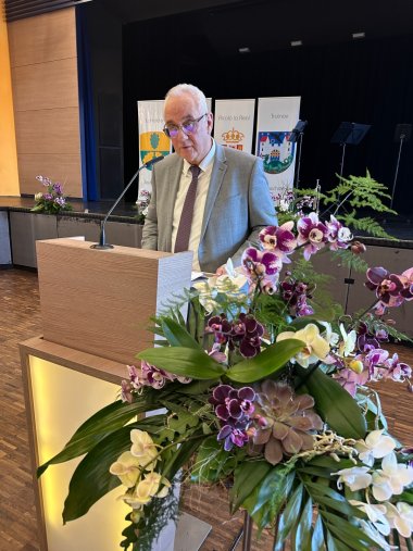 Der Bürgermeister der Gemeinde Lohfelden, Uwe Jäger, während seiner Neujahrsgrüße.