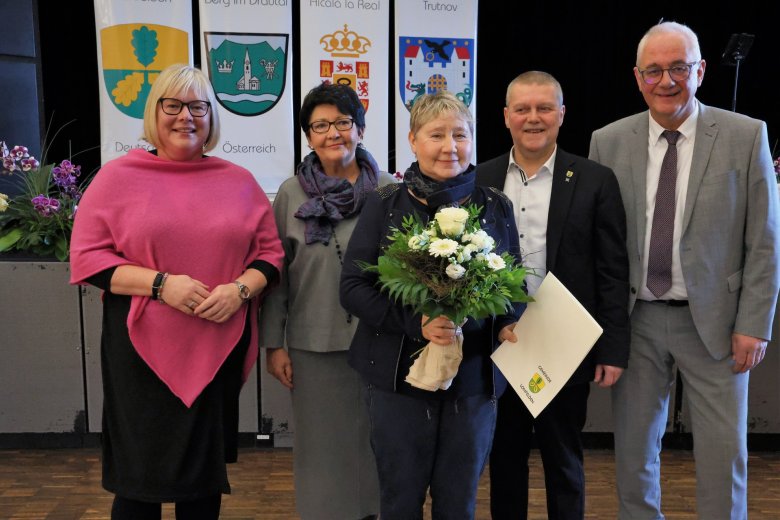 Für über 20-jährige ehrenamtliche Tätigkeit wurde Galina Przewosnik mit der Ehrennadel der Gemeinde Lohfelden ausgezeichnet.