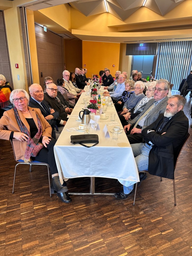 Ehrenbezeichnungsträgerinnen und -träger der Gemeinde Lohfelden: Ehrenbeigeordnete Heidrun Frank, Gemeindeältester Jan Winters sowie Gemeindeältester und Seniorenbeiratsvorsitzenden Karl Schäffer (links), Ehrenausländerbeirat Fatmir Alili und Gemeindeältester Rudi Gippert (rechts).