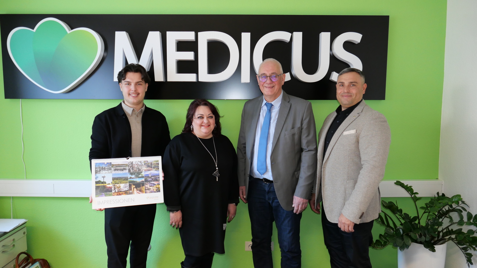 Bürgermeister Uwe Jäger (2.v.r.) auf Wirtschaftsbesuch bei Medicus Ambulanter Pflegedienst gemeinsam mit Inhaber Jurij Breidt (r.), Pflegedienstleiterin Tatjana Hartmann und administrativem Mitarbeiter Dustin Breidt.