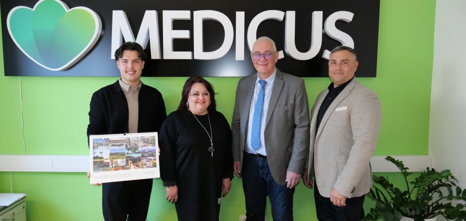 Bürgermeister Uwe Jäger (2.v.r.) auf Wirtschaftsbesuch bei Medicus Ambulanter Pflegedienst gemeinsam mit Inhaber Jurij Breidt (r.), Pflegedienstleiterin Tatjana Hartmann und administrativem Mitarbeiter Dustin Breidt. Bürgermeister Uwe Jäger (2.v.r.) auf Wirtschaftsbesuch bei Medicus Ambulanter Pflegedienst gemeinsam mit Inhaber Jurij Breidt (r.), Pflegedienstleiterin Tatjana Hartmann und administrativem Mitarbeiter Dustin Breidt.