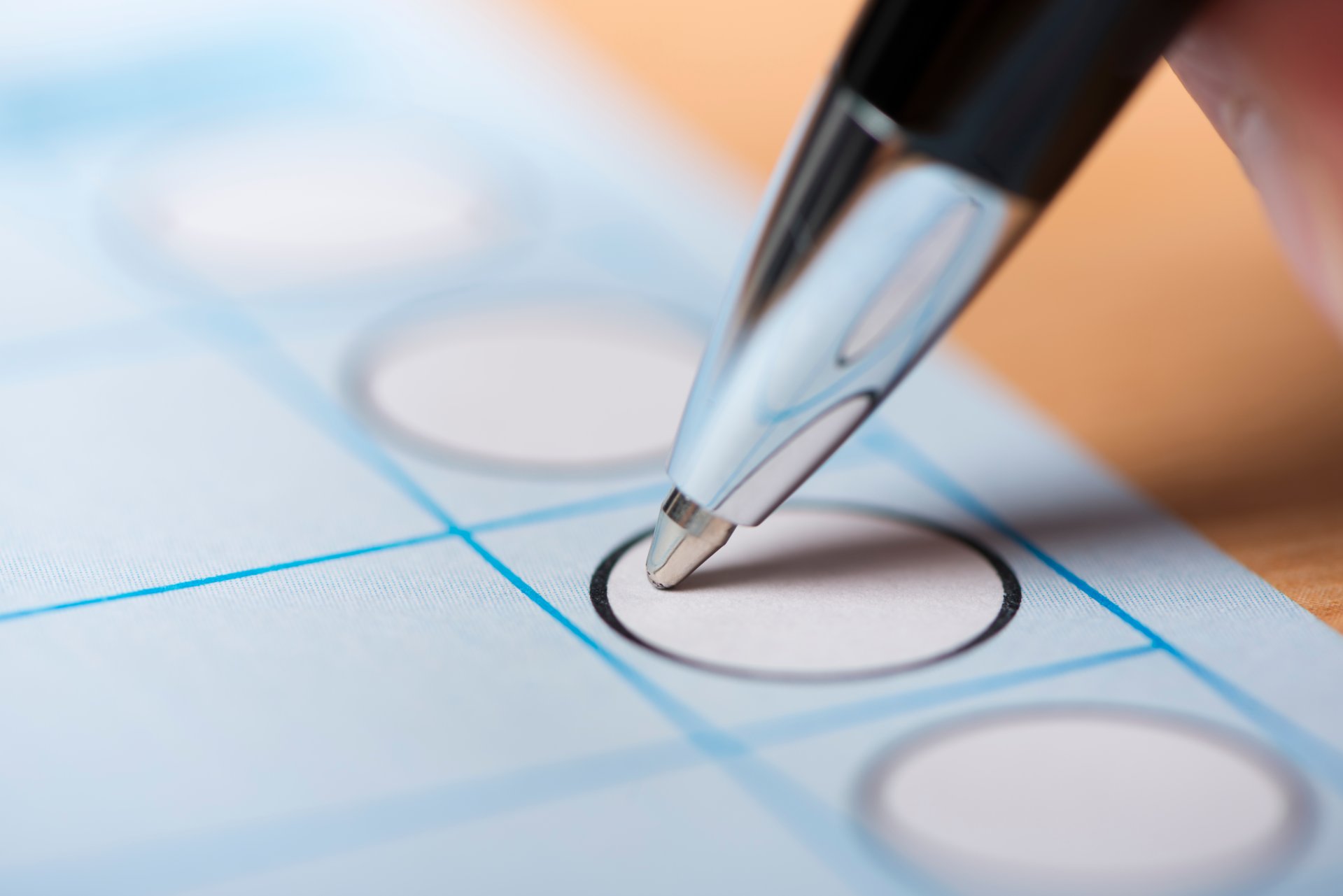 Vier Kommunalwahlen am 15.03.2026 Ausschnitt eines Stimmzettels, rundes Feld für Kreuz, Kugelschreiber