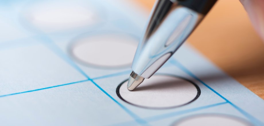 Ausschnitt eines Stimmzettels, rundes Feld für Kreuz, Kugelschreiber