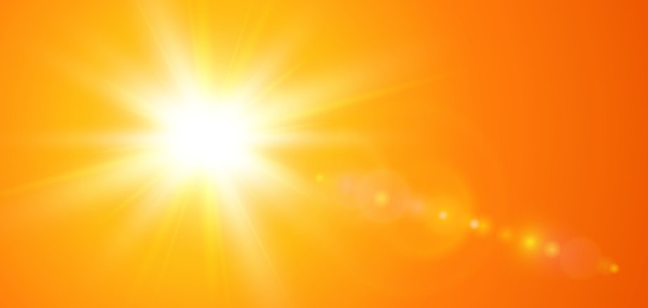 Sonniger Hintergrund, orangefarbene Sonne, heißes Wetterkonzept, Sommerhintergrund Sonniger Hintergrund, orangefarbene Sonne, heißes Wetterkonzept, Sommerhintergrund