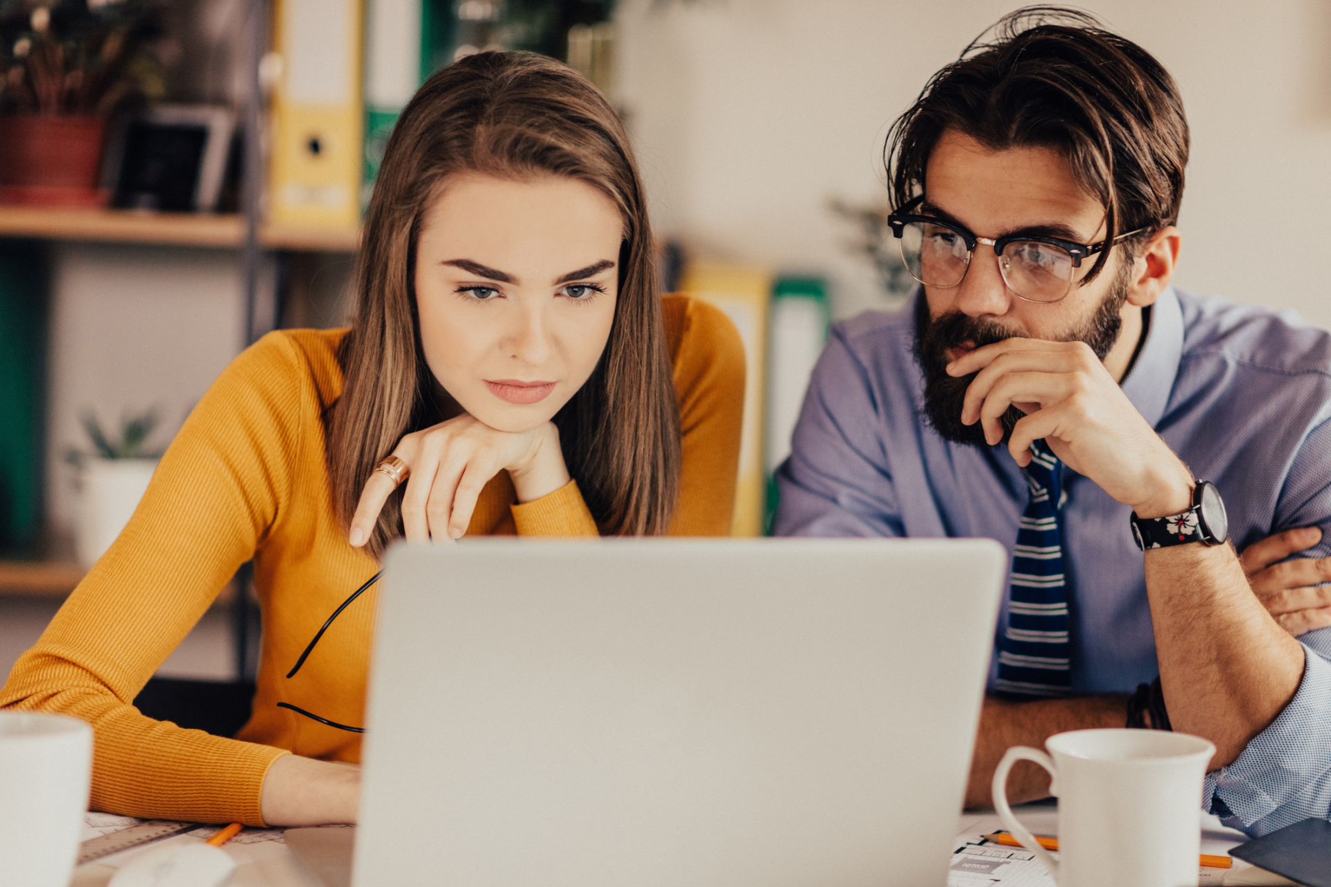 Eltern sitzen vor Online-Elternabend Eltern sitzen vor Online-Elternabend