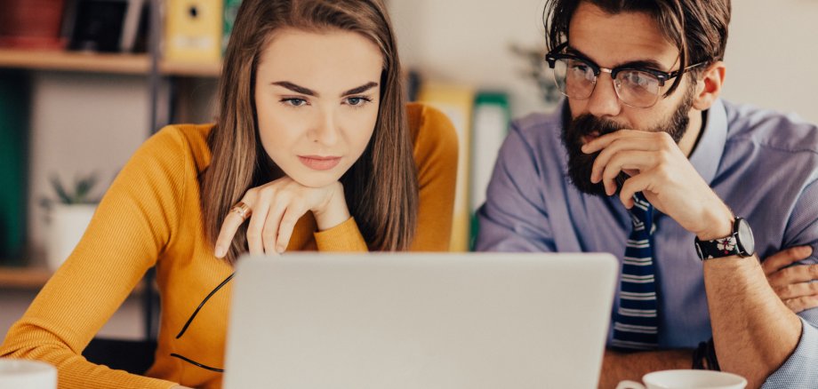 Eltern sitzen vor Online-Elternabend Eltern sitzen vor Online-Elternabend