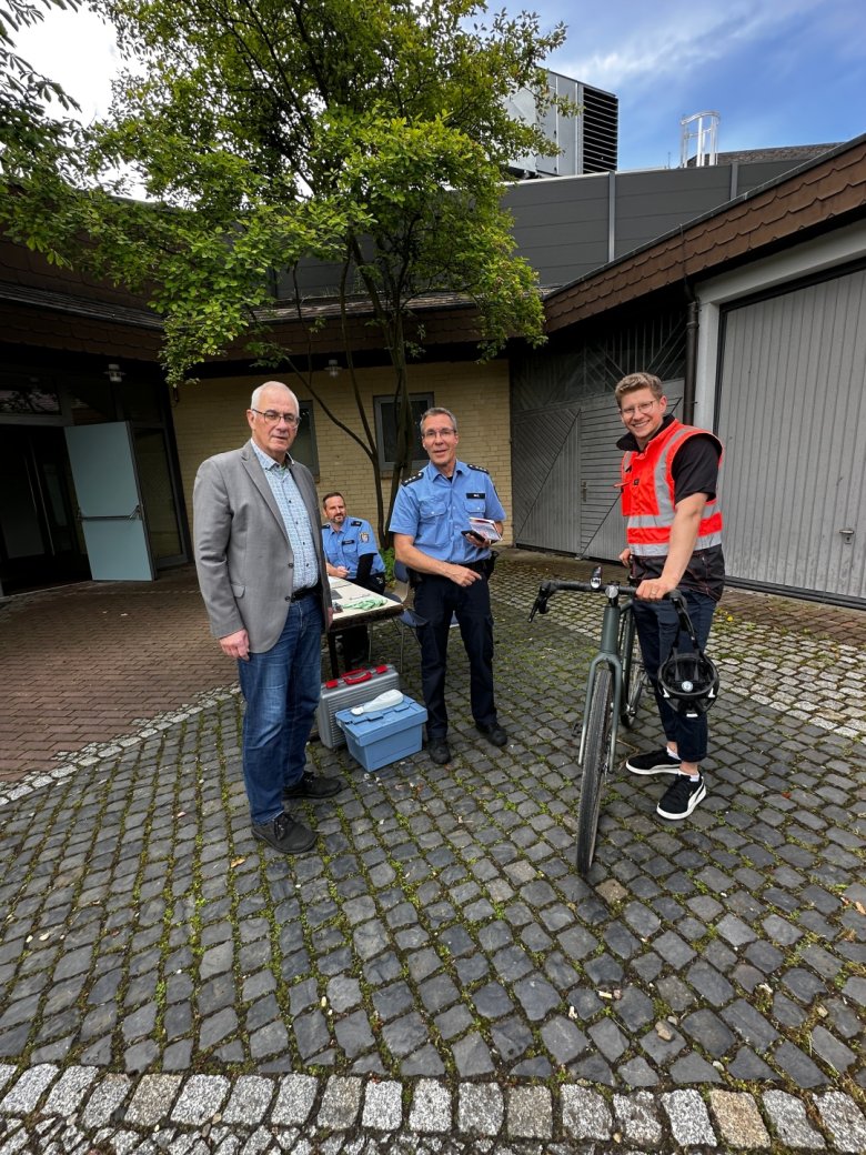 Tilmann Michelis (r.) ist mit seinem Fahrrad jetzt auf der sicheren Seite. Markus Imke codierte das neu erworbene Rad am 10.06.2026 gemeinsam mit seinem Kollegen Simon Gesang am Bürgerhaus-Familienraum. Bürgermeister Uwe Jäger (l.) freute sich sehr über die Aktion und bedankte sich herzlich für den tollen Service der Polizei. Tilmann Michelis (r.) ist mit seinem Fahrrad jetzt auf der sicheren Seite. Markus Imke codierte das neu erworbene Rad am 10.06.2026 gemeinsam mit seinem Kollegen Simon Gesang am Bürgerhaus-Familienraum. Bürgermeister Uwe Jäger (l.) freute sich sehr über die Aktion und bedankte sich herzlich für den tollen Service der Polizei.