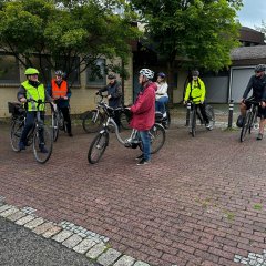 Die Teilnehmerinnen und Teilnehmer der Bäume-Biber-Bahn-Tour am 11. Juni vor dem Familienraum am Bürgerhaus.