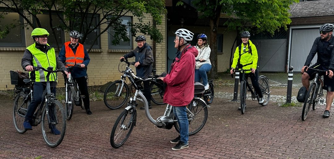 Die Teilnehmerinnen und Teilnehmer der Bäume-Biber-Bahn-Tour am 11. Juni vor dem Familienraum am Bürgerhaus. Die Teilnehmerinnen und Teilnehmer der Bäume-Biber-Bahn-Tour am 11. Juni vor dem Familienraum am Bürgerhaus.
