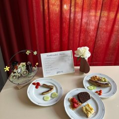 Die Menukarte sowie drei Beispiele der wunderbar präsentierten Snacks, passend zum Motto der Tour.