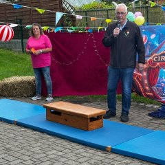 Bürgermeister Uwe Jäger und die kommissarische Leiterin der Kindertagesstätte Ochshausen, Claudia Hesse, begrüßten am 13.06.2026 alle Kinder, Eltern und Großeltern sowie das Kita-Team zum Sommerfest anlässlich des 50-jährigen Jubiläums der Einrichtung.