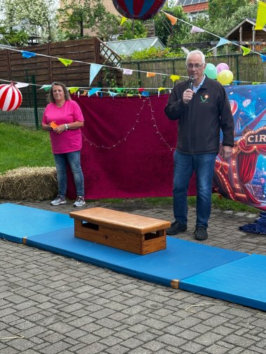 Bürgermeister Uwe Jäger und die kommissarische Leiterin der Kindertagesstätte Ochshausen, Claudia Hesse, begrüßten am 13.06.2026 alle Kinder, Eltern und Großeltern sowie das Kita-Team zum Sommerfest anlässlich des 50-jährigen Jubiläums der Einrichtung.