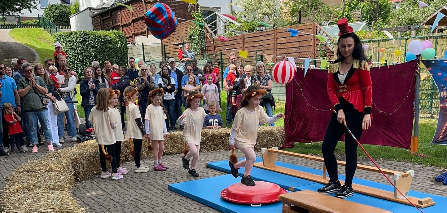 Löwinnen und Löwen gehorchten der Dompteurin Walda.