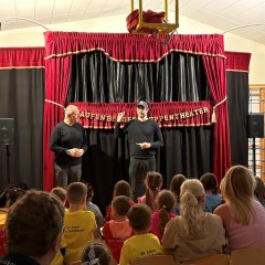 Das Staufenberger Puppentheater die Kinder mit dem Stück „Der Räuber Hotzenplotz“.