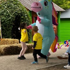 Auch ein Einhorn gratulierte zum Kita-Jubiläum.