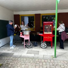 Popcorn und Zuckerwatte, organisiert vom Elternbeirat.