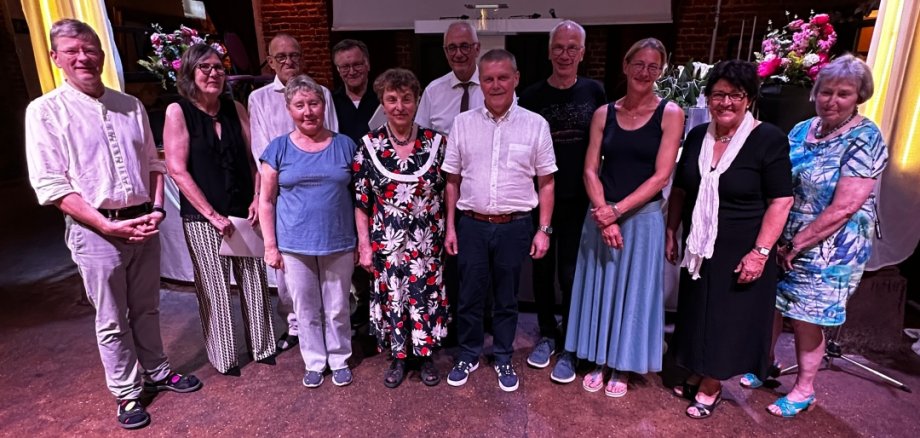 Die anwesenden ausgeschiedenen Mandatsträgerinnen und Mandatsträger mit Gemeindevertretervorsitzenden Tobis Geismann, Erster Beigeordneter Bärbel Fehr und Bürgermeister Uwe Jäger. Die anwesenden ausgeschiedenen Mandatsträgerinnen und Mandatsträger mit Gemeindevertretervorsitzenden Tobis Geismann, Erster Beigeordneter Bärbel Fehr und Bürgermeister Uwe Jäger.