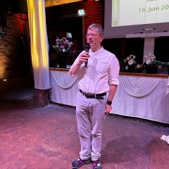 Gemeindevertretervorsitzender Tobias Geismann begrüßte die Gäste des Parlamentarischen Abends am 19. Juni 2026 im Lohfeldener Löwenhof.