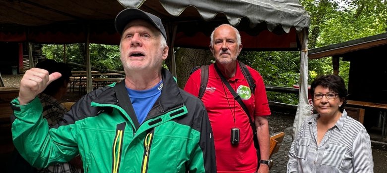 Die Erste Beigeordnete der Gemeinde Lohfelden, Bärbel Fehr, begrüßte die Wandergruppe zur „Auftaktwanderung Grimmsteigtage 2026“ gemeinsam mit Wanderführer Bernd Kaiser und Horst Hoffmann vom Orgateam Grimmsteigtage der Wanderschule Nieste. Die Erste Beigeordnete der Gemeinde Lohfelden, Bärbel Fehr, begrüßte die Wandergruppe zur „Auftaktwanderung Grimmsteigtage 2026“ gemeinsam mit Wanderführer Bernd Kaiser und Horst Hoffmann vom Orgateam Grimmsteigtage der Wanderschule Nieste.