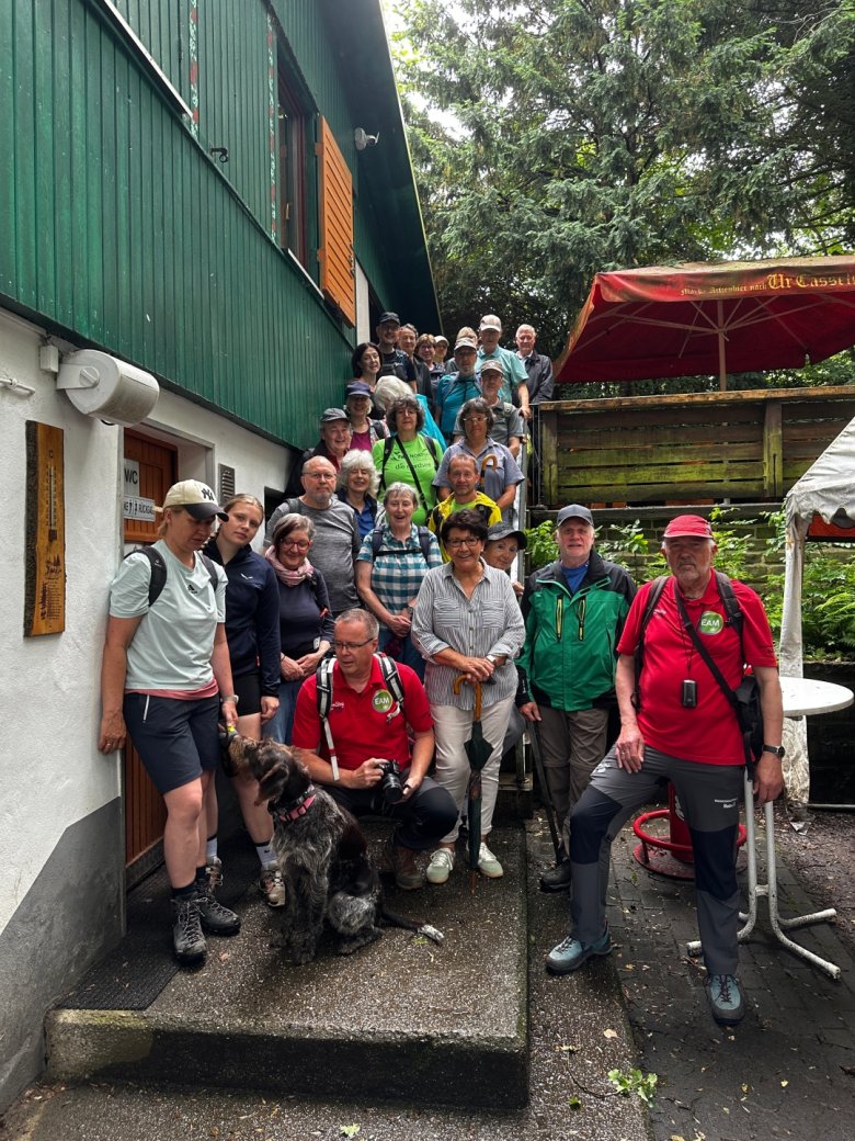 Die Wandergruppe am Startpunkt „Naturfreundehaus Vollmarshausen“. Die Wandergruppe am Startpunkt „Naturfreundehaus Vollmarshausen“.