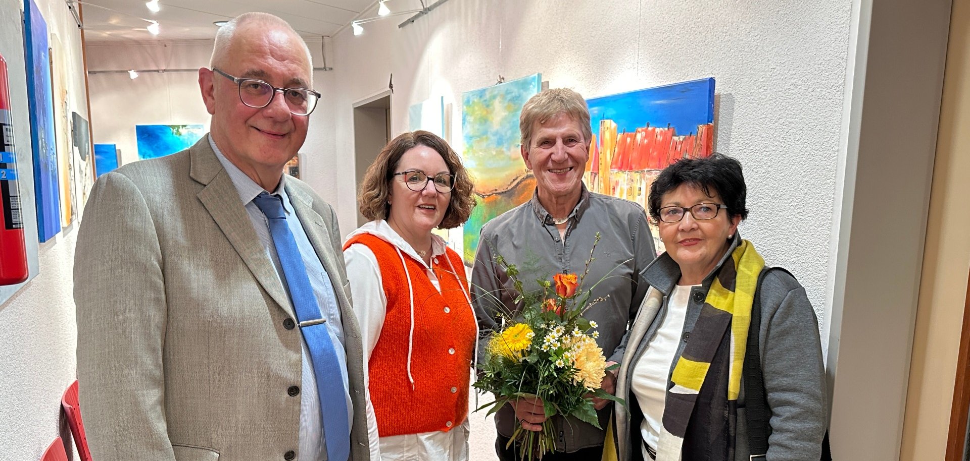 Bürgermeister Uwe Jäger (l.) und Erste Beigeordnete Bärbel Fehr (r.) eröffneten die Ausstellung und dankten gemeinsam mit der zuständigen Rathausmitarbeiterin Heike Klein dem Künstler Peter Jakobi für die schöne Ausstellung im Rathaus.