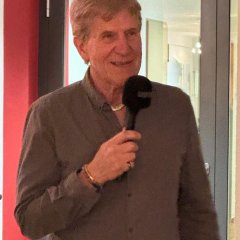 Der Maler Peter Jakobi erläuterte den Gästen seine Maltechniken, seine Intentionen und seine Werke.