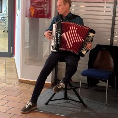 Welf Kerner umrahmte die Ausstellungseröffnung musikalisch.