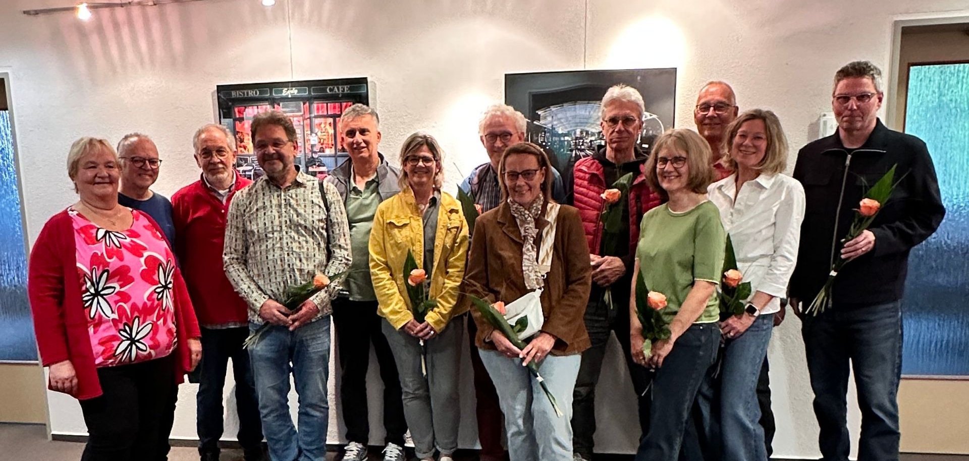 Werke der Fotowerkstatt Lohfelden sind vom 20.05.2026 bis 02.07.2026 im Rathaus Lohfelden zu sehen. Präsentiert werden Fotografien von Dirk Wagner, Charly Rüther, Uwe Schnurr, Frank Appel, Tanja Staude, Ulli Jürging, Susann Kjeldsen, Axel Engelhardt, Ute Schade-Weicholt, Wolfgang Scheffer, Kathrin Weniger und Mike Weniger (v. l. n. r.) hier mit der Beigeordnete Silvia Eckel (l.). Werke der Fotowerkstatt Lohfelden sind vom 20.05.2026 bis 02.07.2026 im Rathaus Lohfelden zu sehen. Präsentiert werden Fotografien von Dirk Wagner, Charly Rüther, Uwe Schnurr, Frank Appel, Tanja Staude, Ulli Jürging, Susann Kjeldsen, Axel Engelhardt, Ute Schade-Weicholt, Wolfgang Scheffer, Kathrin Weniger und Mike Weniger (v. l. n. r.) hier mit der Beigeordnete Silvia Eckel (l.).