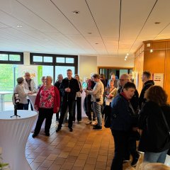 Das Publikum der Vernissage am 20.05. im Foyer des Rathauses.