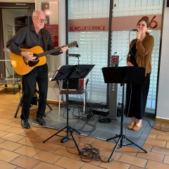 Musikalisch umrahmt wurde die Vernissage von "New Wings" mit Sängerin Tabea Henkelmann und Gitarrist Frank Sommerfeld.