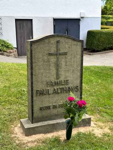 Grabstein mit Inschrift.
