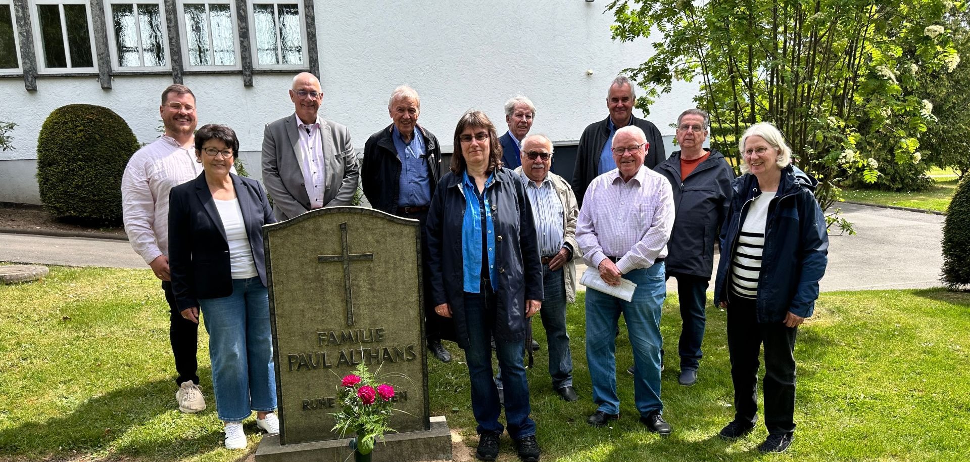 Gruppe um den Grabstein.