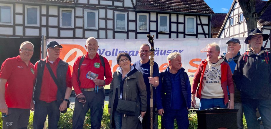 Die Initiatoren und Organisatoren der Vierjahreszeiten-Wanderserie und der Frühjahrstour „Vollmarshäuser BaddschenSteig” begrüßten rund 80 Teilnehmerinnen und Teilnehmer zum Start an der Dorflinde Vollmarhausen (v.l.): Peter Scheuring (1. Vorsitzender Wanderschule Nieste), Bernd Kaiser (Dorffestausschuss Vollmarshausen), Horst Hoffmann (Wanderschule Nieste), Bärbel Fehr (Erste Beigeordnete Gemeinde Lohfelden), Stefan Althans (1. Vorsitzender Dorffestausschuss Vollmarshausen, DFA), Uwe Wingral (DFA) Udo Ewald ((Wanderführer), Michael Martin-Leck (1. Vorsitzender HWGHV, Gesamtverein Kassel), Gerhard Bässe (Wanderführer). Die Initiatoren und Organisatoren der Vierjahreszeiten-Wanderserie und der Frühjahrstour „Vollmarshäuser BaddschenSteig” begrüßten rund 80 Teilnehmerinnen und Teilnehmer zum Start an der Dorflinde Vollmarhausen (v.l.): Peter Scheuring (1. Vorsitzender Wanderschule Nieste), Bernd Kaiser (Dorffestausschuss Vollmarshausen), Horst Hoffmann (Wanderschule Nieste), Bärbel Fehr (Erste Beigeordnete Gemeinde Lohfelden), Stefan Althans (1. Vorsitzender Dorffestausschuss Vollmarshausen, DFA), Uwe Wingral (DFA) Udo Ewald ((Wanderführer), Michael Martin-Leck (1. Vorsitzender HWGHV, Gesamtverein Kassel), Gerhard Bässe (Wanderführer).