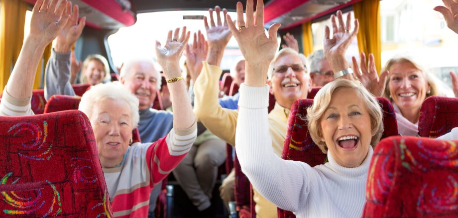 Senioren im Reisebus gute Laune