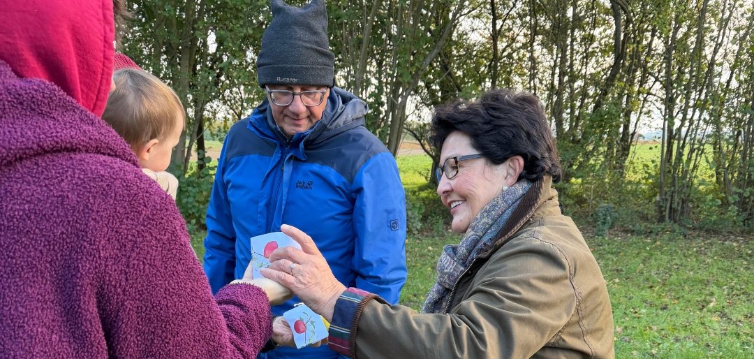 Leckere Äpfel wurden von Bürgermeister Uwe Jäger und Erste Beigeordnete Bärbel Fehr als Willkommensgruß an die Anwesenden verteilt.