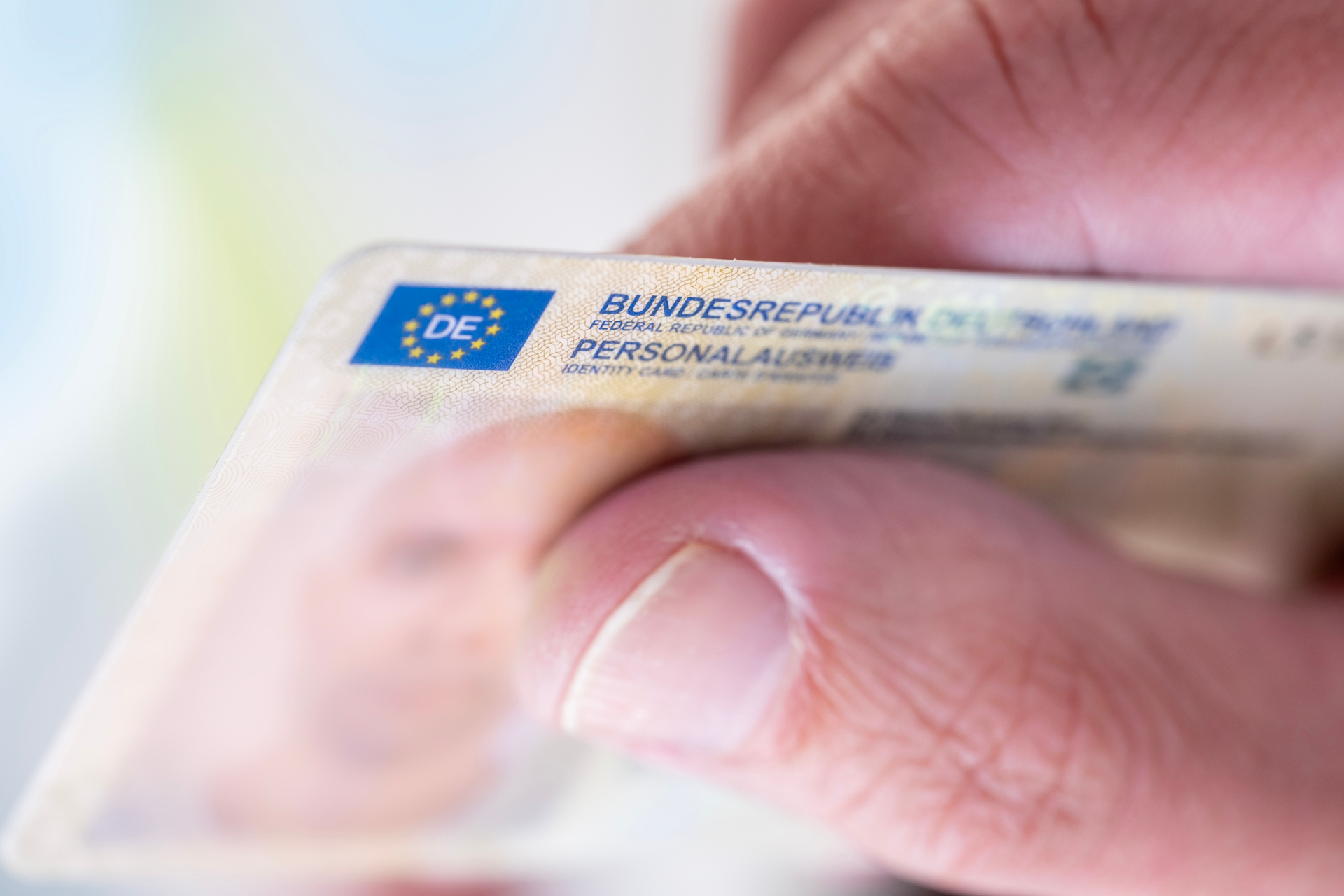 Deutscher Personalausweis, Ausweisdokument in der Hand Deutscher Personalausweis, Ausweisdokument in der Hand
