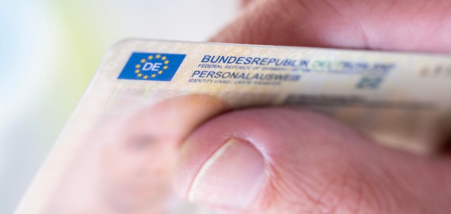Deutscher Personalausweis, Ausweisdokument in der Hand