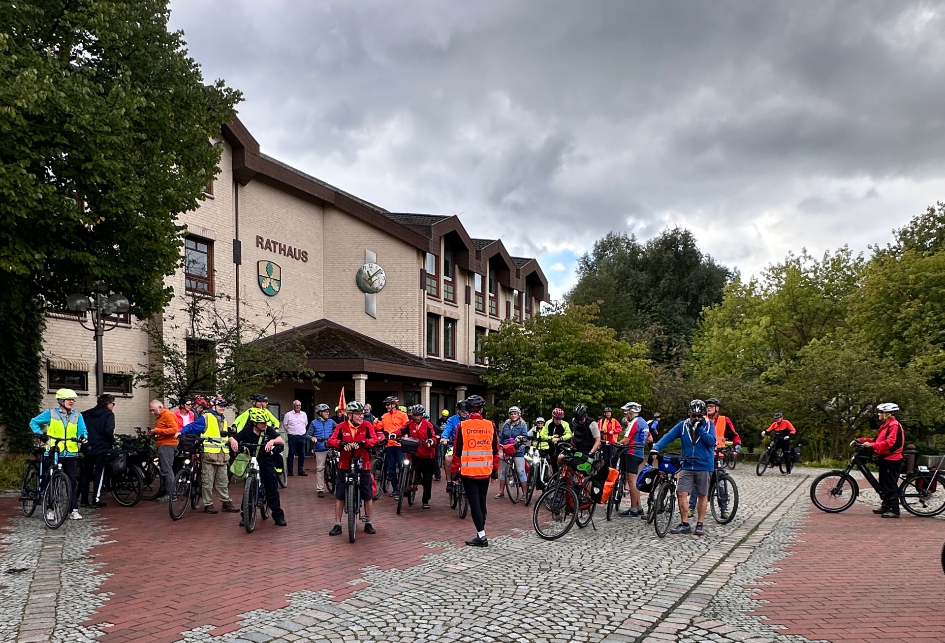 Zahlreiche Radlerinnen und Radler vor dem Lohfeldener Rathaus.