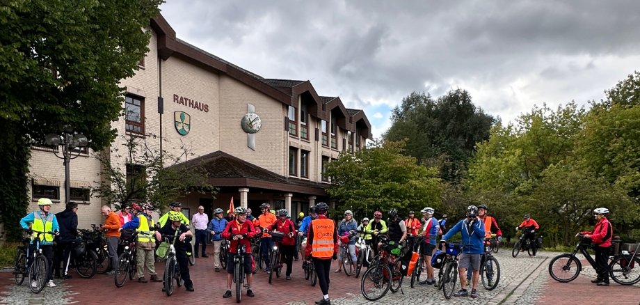 Landrats-Radtour-2026 Zahlreiche Radlerinnen und Radler vor dem Lohfeldener Rathaus.