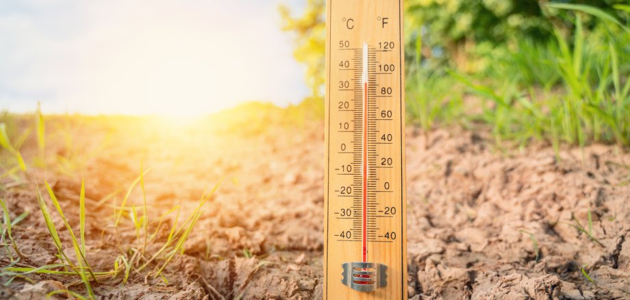 Hitzewelle im Sommer, Thermometer an sonnigen heißen Tagen, Wettervorhersage im Sommer, Temperatur messen, trockener Boden Hitzewelle im Sommer, Thermometer an sonnigen heißen Tagen, Wettervorhersage im Sommer, Temperatur messen, trockener Boden