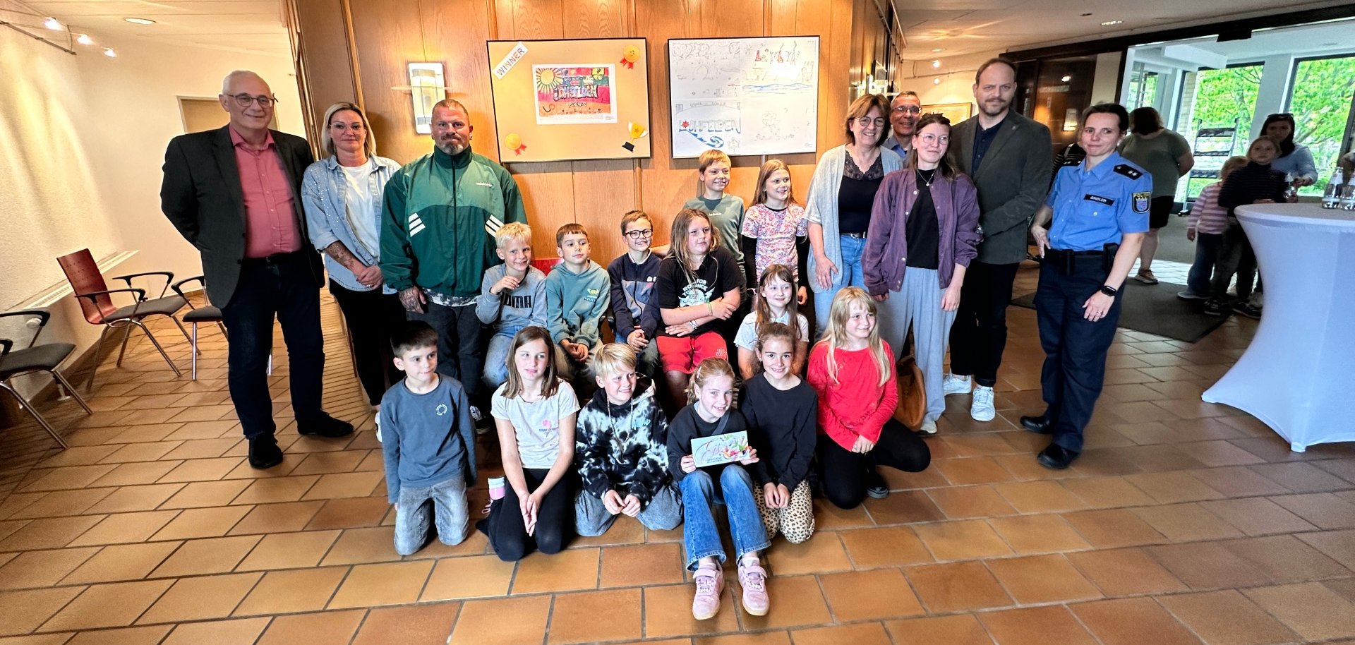 Schulkinder vor dem Sieger-Bild im Foyer des Lohfeldener Rathauses.