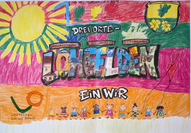 Das Siegerbild wird gemeinsam mit der Künstlerin Natalie Bauer als großes Graffiti umgesetzt und Anfang November die Treppe vom Rathausvorplatz zum Bürgersee farbenfroh und einladend gestalten. Buntes Graffiti-Bild mit den Buchstaben Lohfelden, Logo Lohfelden, Wappen Lohfelden, und dem Schriftzug "Drei Orte - ein WIR".