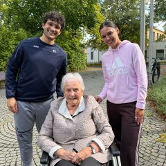 Das sympathische Ehepaar Sophia und Lucas Gelasio, angehende Physiotherapierende, mit Elfriede Klein. Das sympathische Ehepaar Sophia und Lucas Gelasio, angehende Physiotherapierende, mit Elfriede Klein.