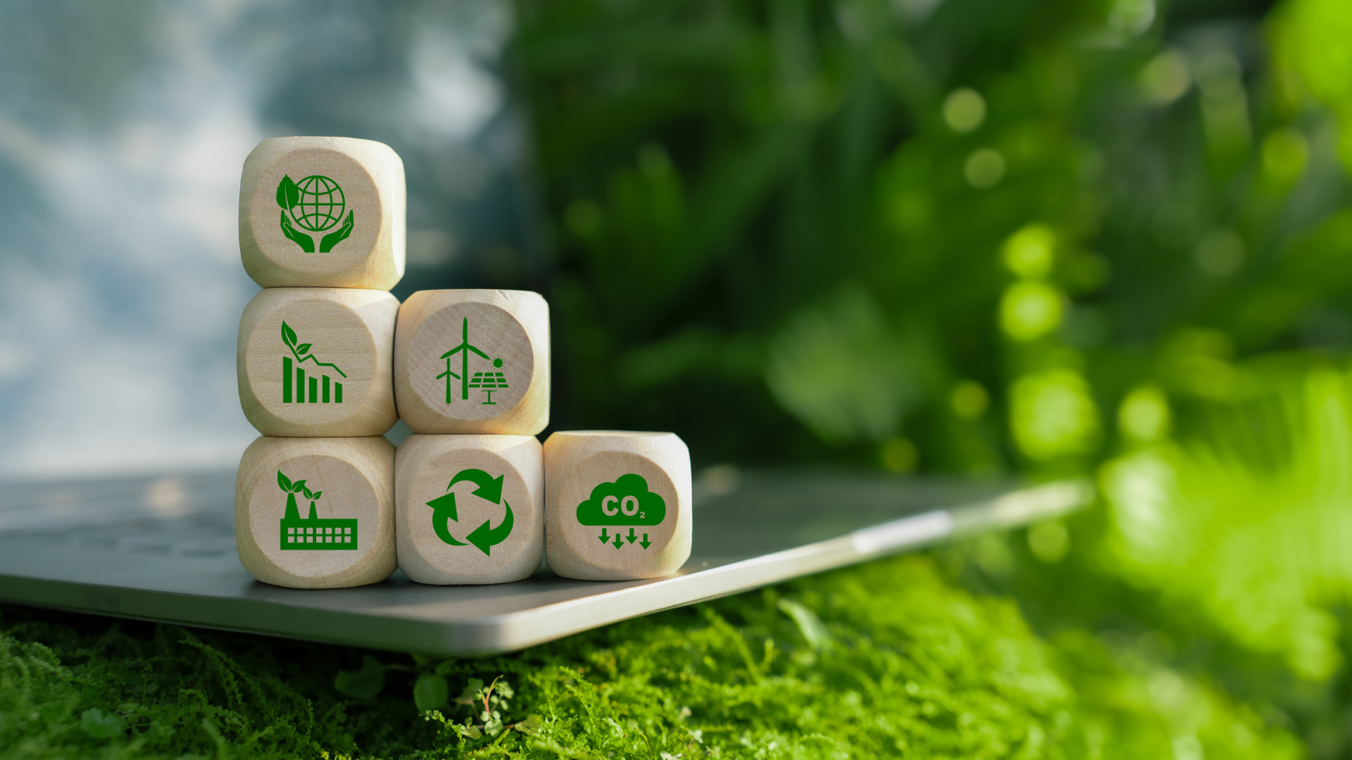 Holzklötze mit grünen Umweltsymbolen für ESG, Konzept der nachhaltigen Umwelt in der Welt, Save our Planet, Weltumwelttag, Welttag der Erde, Klimawandel, CO2 und Netto-Null. Holzklötze mit grünen Umweltsymbolen für ESG, Konzept der nachhaltigen Umwelt in der Welt, Save our Planet, Weltumwelttag, Welttag der Erde, Klimawandel, CO2 und Netto-Null.