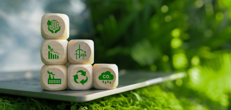 Holzklötze mit grünen Umweltsymbolen für ESG, Konzept der nachhaltigen Umwelt in der Welt, Save our Planet, Weltumwelttag, Welttag der Erde, Klimawandel, CO2 und Netto-Null. Holzklötze mit grünen Umweltsymbolen für ESG, Konzept der nachhaltigen Umwelt in der Welt, Save our Planet, Weltumwelttag, Welttag der Erde, Klimawandel, CO2 und Netto-Null.