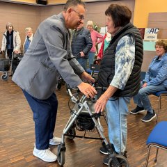 Heiko Weiershäuser unterstützt Elke Vogt bei der richtigen Einstellung ihres Rollators. Heiko Weiershäuser unterstützt Elke Vogt bei der richtigen Einstellung ihres Rollators.